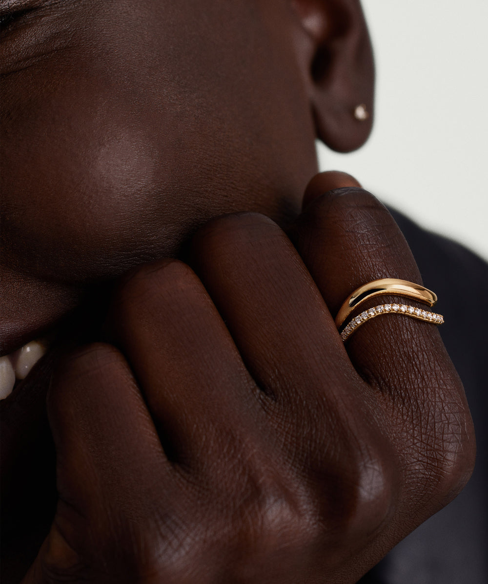 Polished Dôme Figure Slim Ring – on model